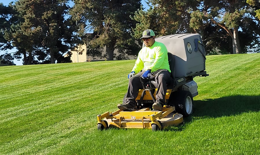 Samuel DeLeon is one of the
company’s many loyal employees. Samuel is also loyal to the Walker Mower. I even bought one of these to mow my own lawn … I just love it, he says.